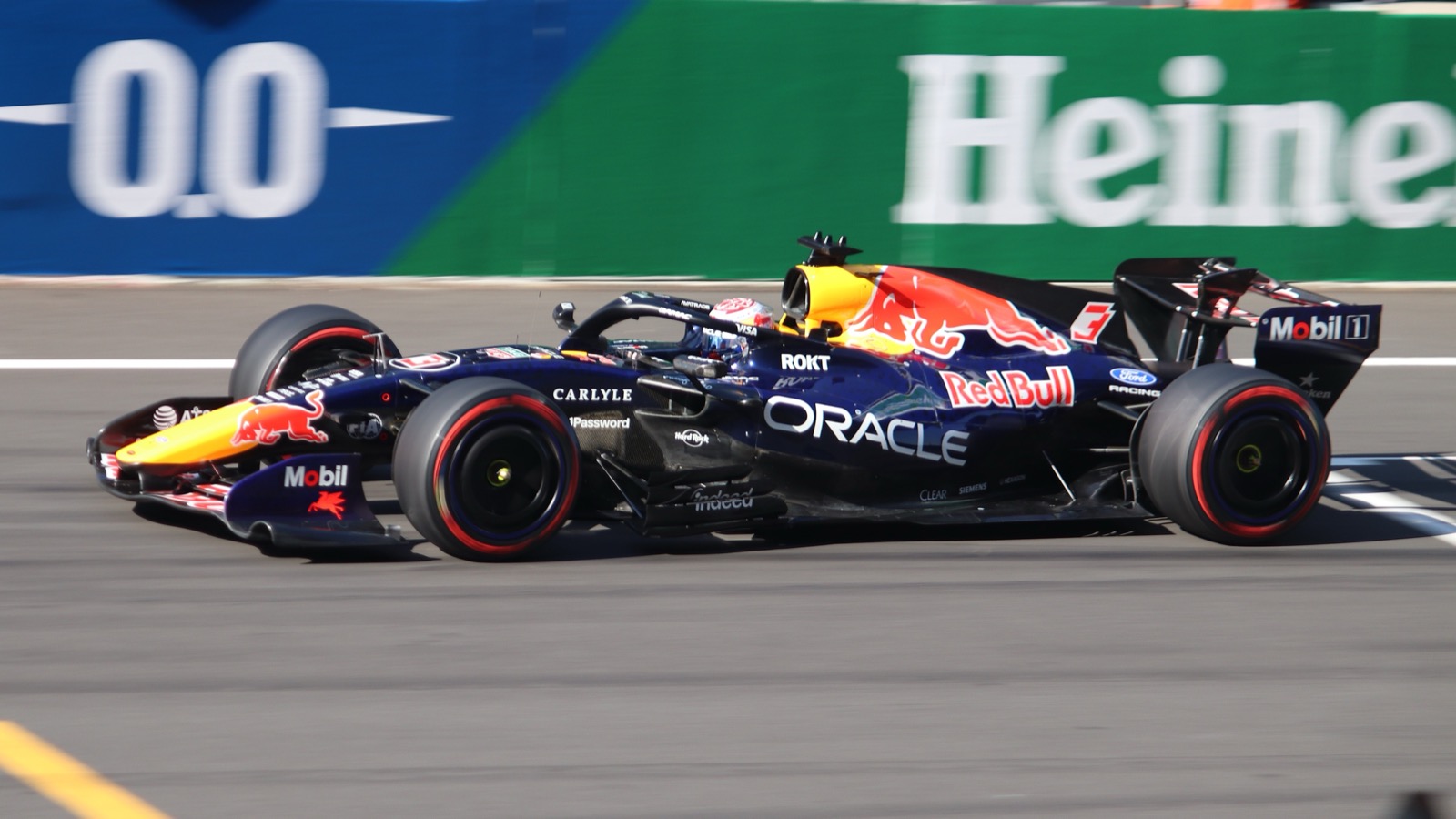 Formule 1-auto in volle snelheid tijdens een race