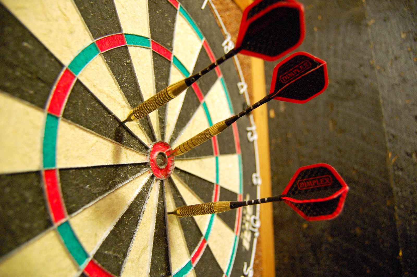 Drie darts in het dartbord